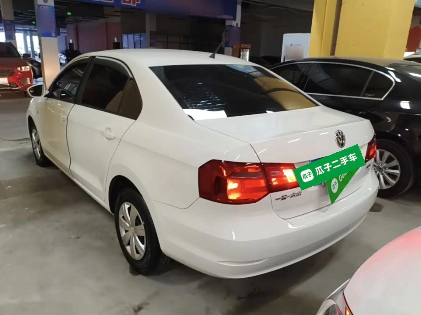 Volkswagen Jetta 2015 Value Edition 1.6L Manual Fashionable Style — миниатюра 4