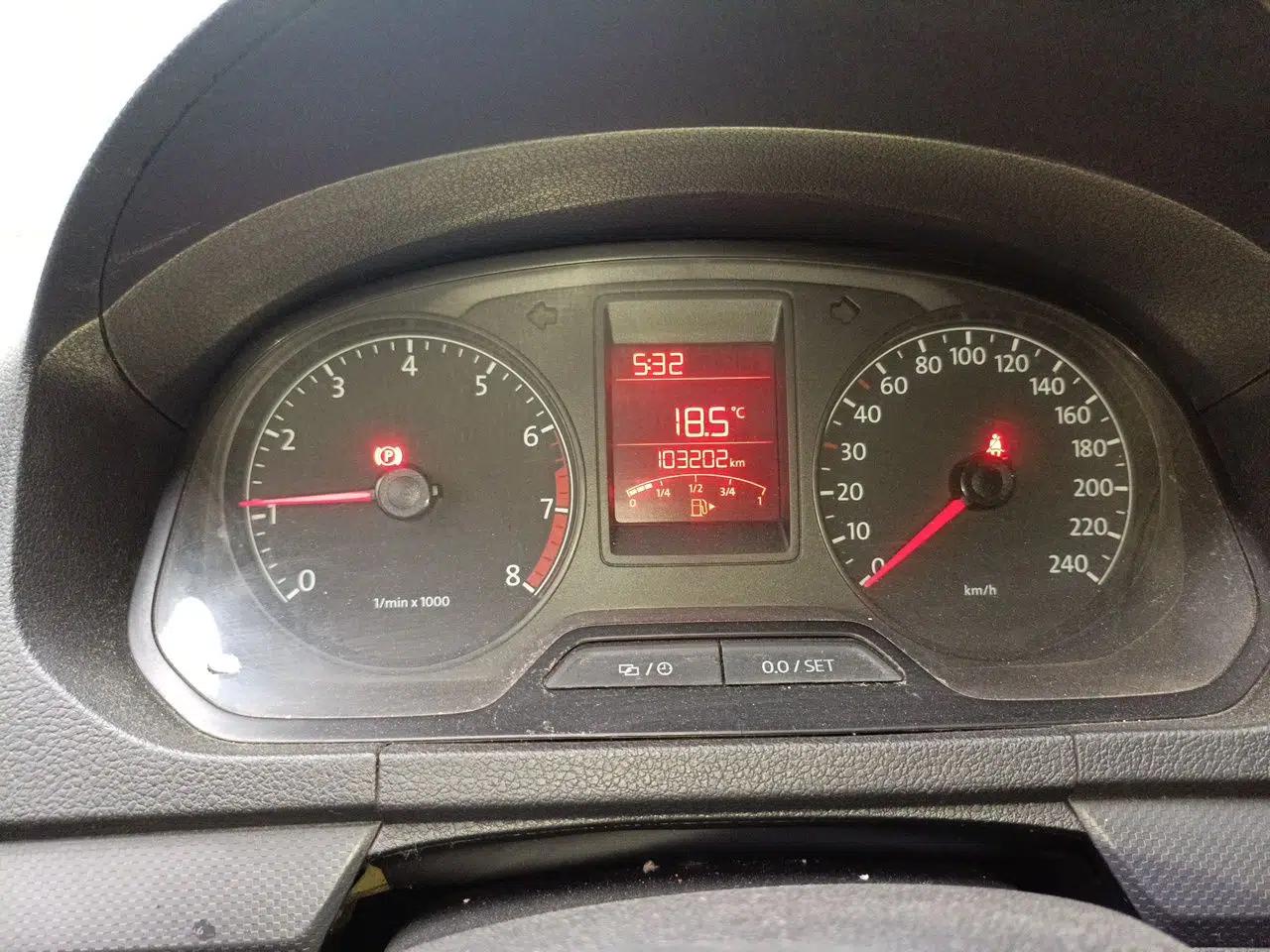 Volkswagen Jetta 2013 1.6L Manual Fashion Edition — миниатюра 12
