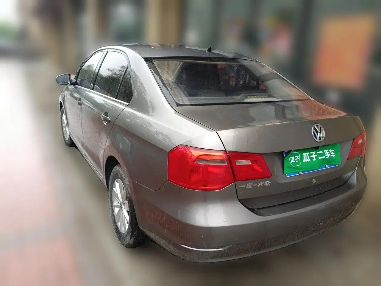 Volkswagen Jetta 2013 1.6L Manual Fashion Edition — миниатюра 4