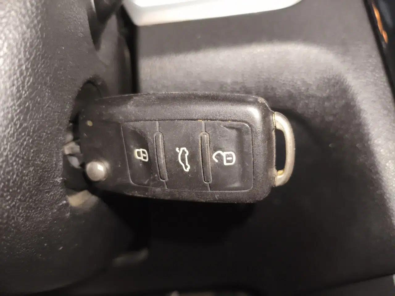 Volkswagen Jetta 2013 1.6L Manual Comfort Model — миниатюра 9