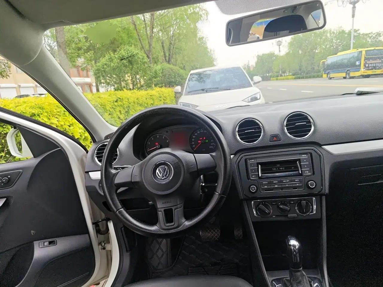 Volkswagen Jetta 2013 1.6L Automatic Comfort Model — миниатюра 11