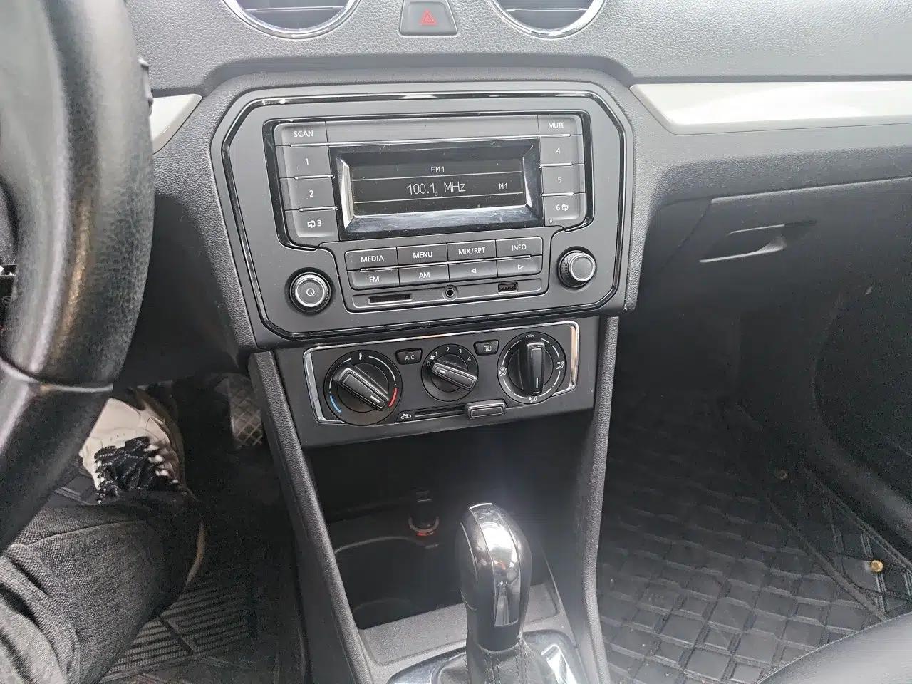 Volkswagen Jetta 2013 1.6L Automatic Comfort Model — миниатюра 14