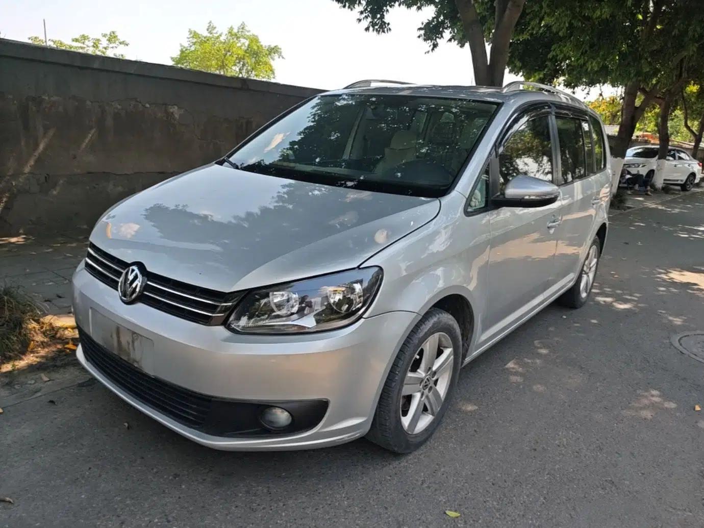Volkswagen Touran 2015 1.4T Manual Fashion Edition 5-Seater — миниатюра 1