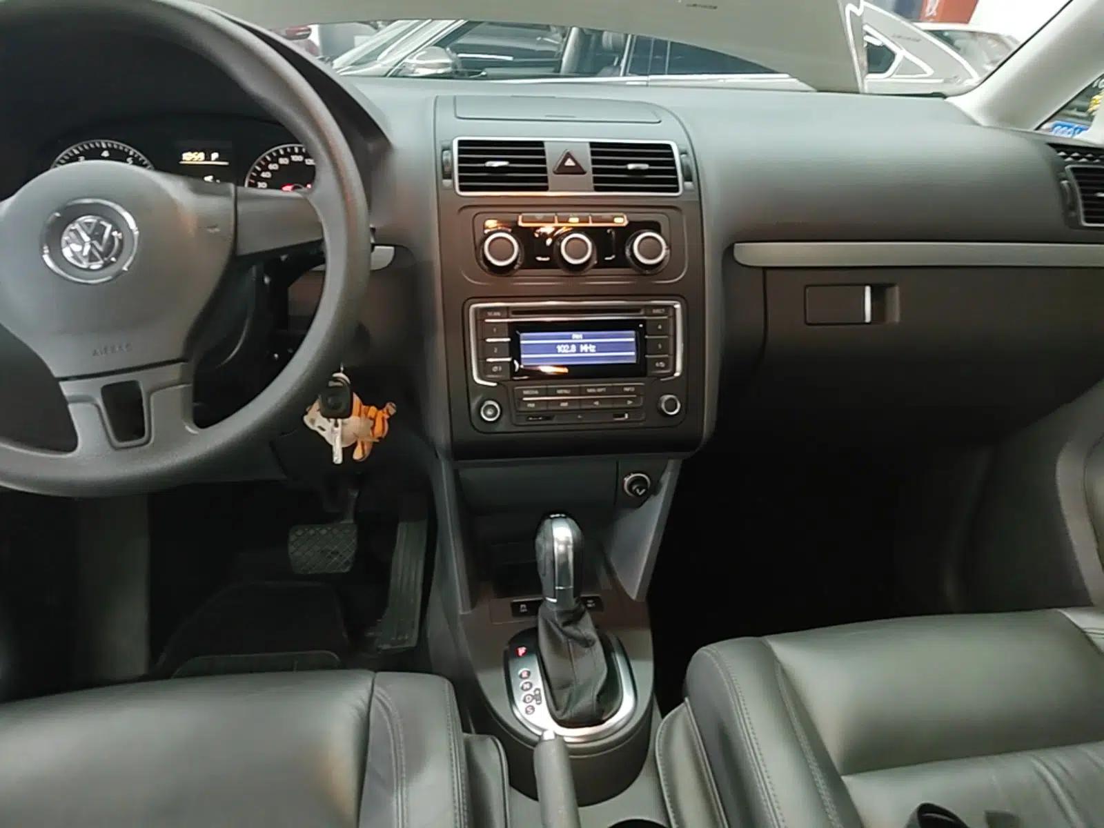 Volkswagen Touran 2015 1.4T DSG Comfort Edition 5 Seats — миниатюра 16
