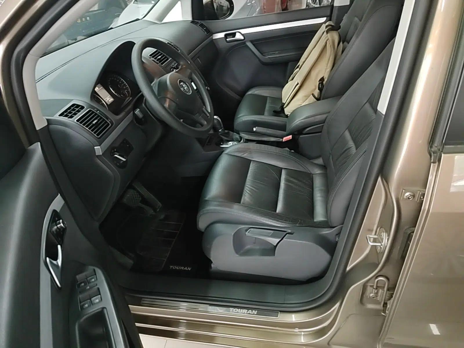 Volkswagen Touran 2015 1.4T DSG Comfort Edition 5 Seats — миниатюра 18