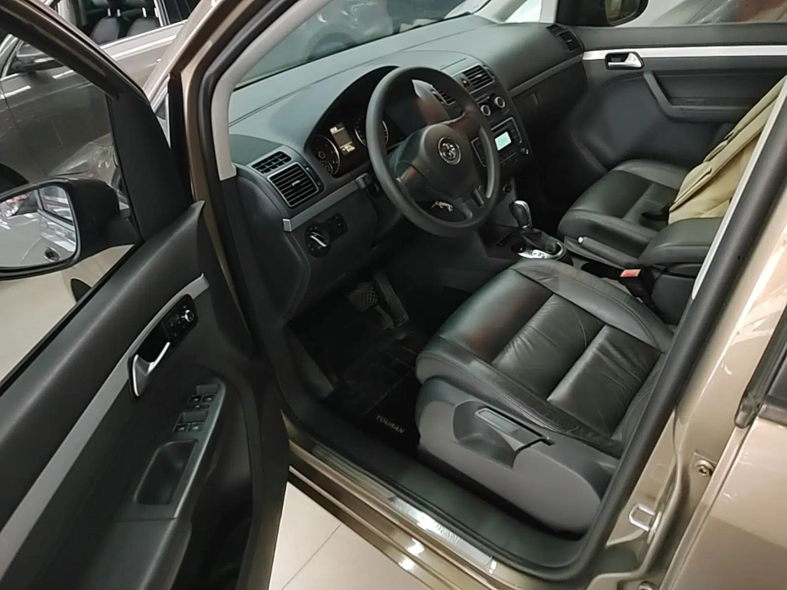 Volkswagen Touran 2015 1.4T DSG Comfort Edition 5 Seats — миниатюра 19