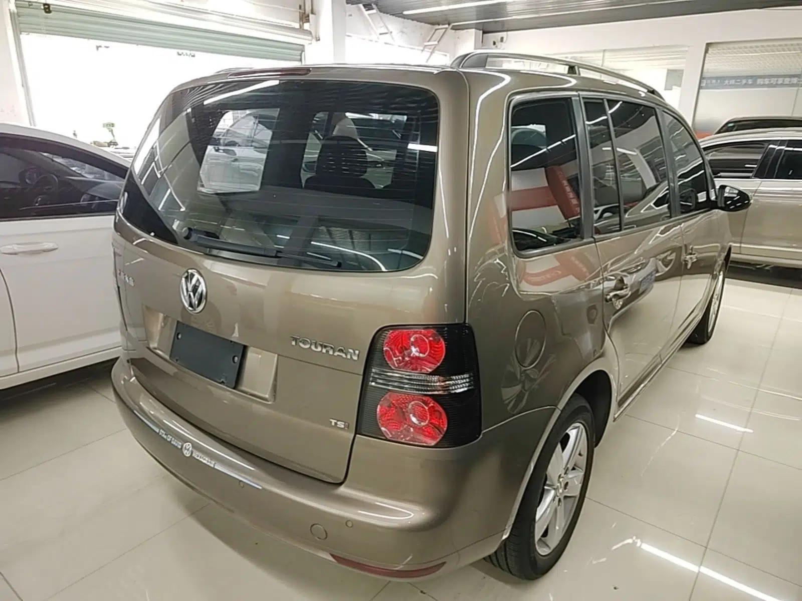 Volkswagen Touran 2015 1.4T DSG Comfort Edition 5 Seats — миниатюра 6