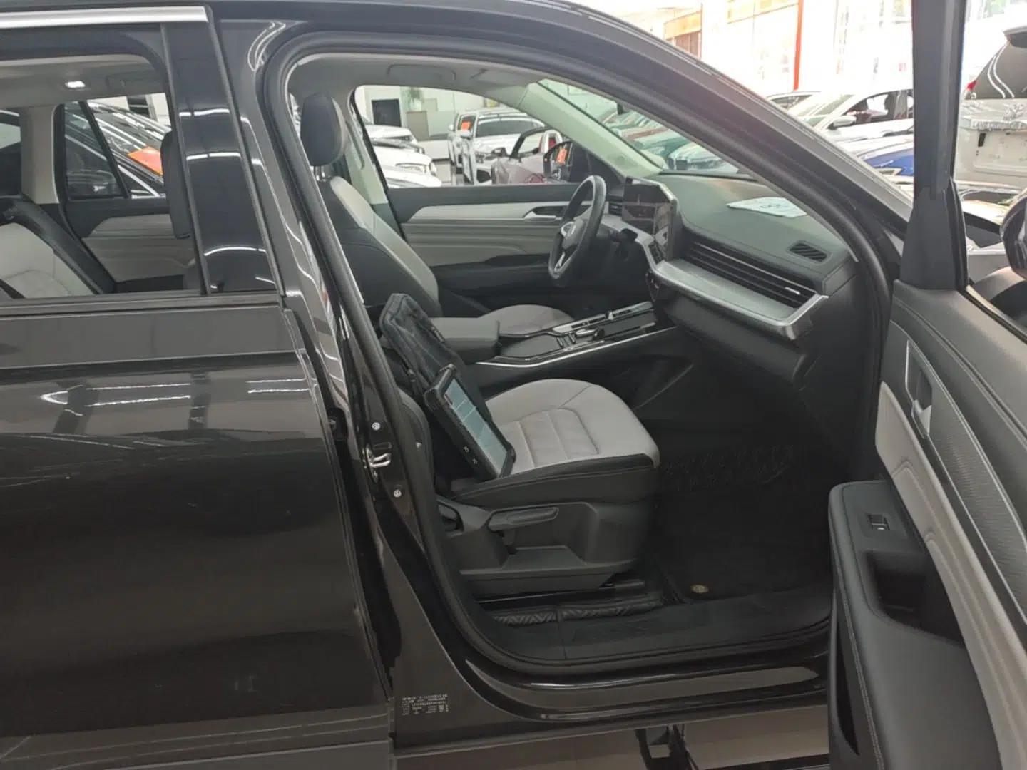 Volkswagen Tavendor 2023 330TSI Luxury Touring Edition — миниатюра 23