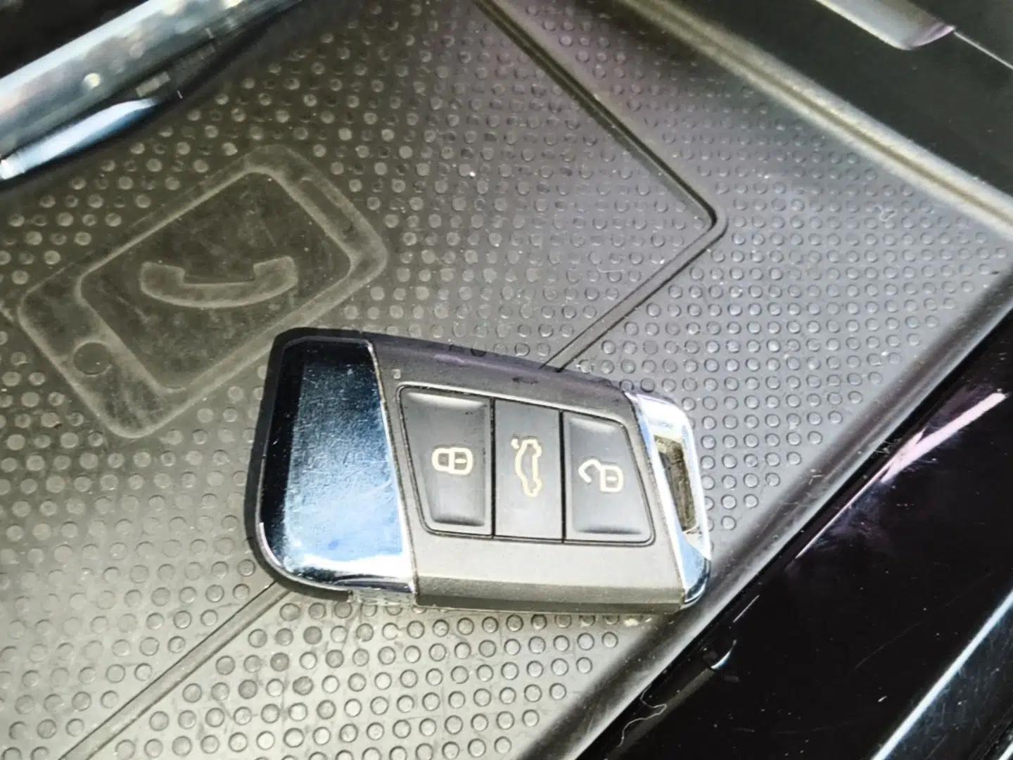 Volkswagen Passat New Energy 2020 430 PHEV Hybrid Luxury Edition China VI Standard — миниатюра 22