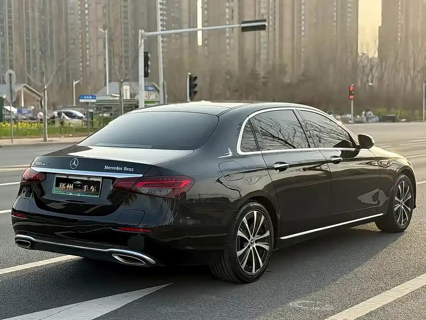 Mercedes-Benz E-Class PHEV 2022 E 350 e L Plug-in Hybrid Sedan — миниатюра 15