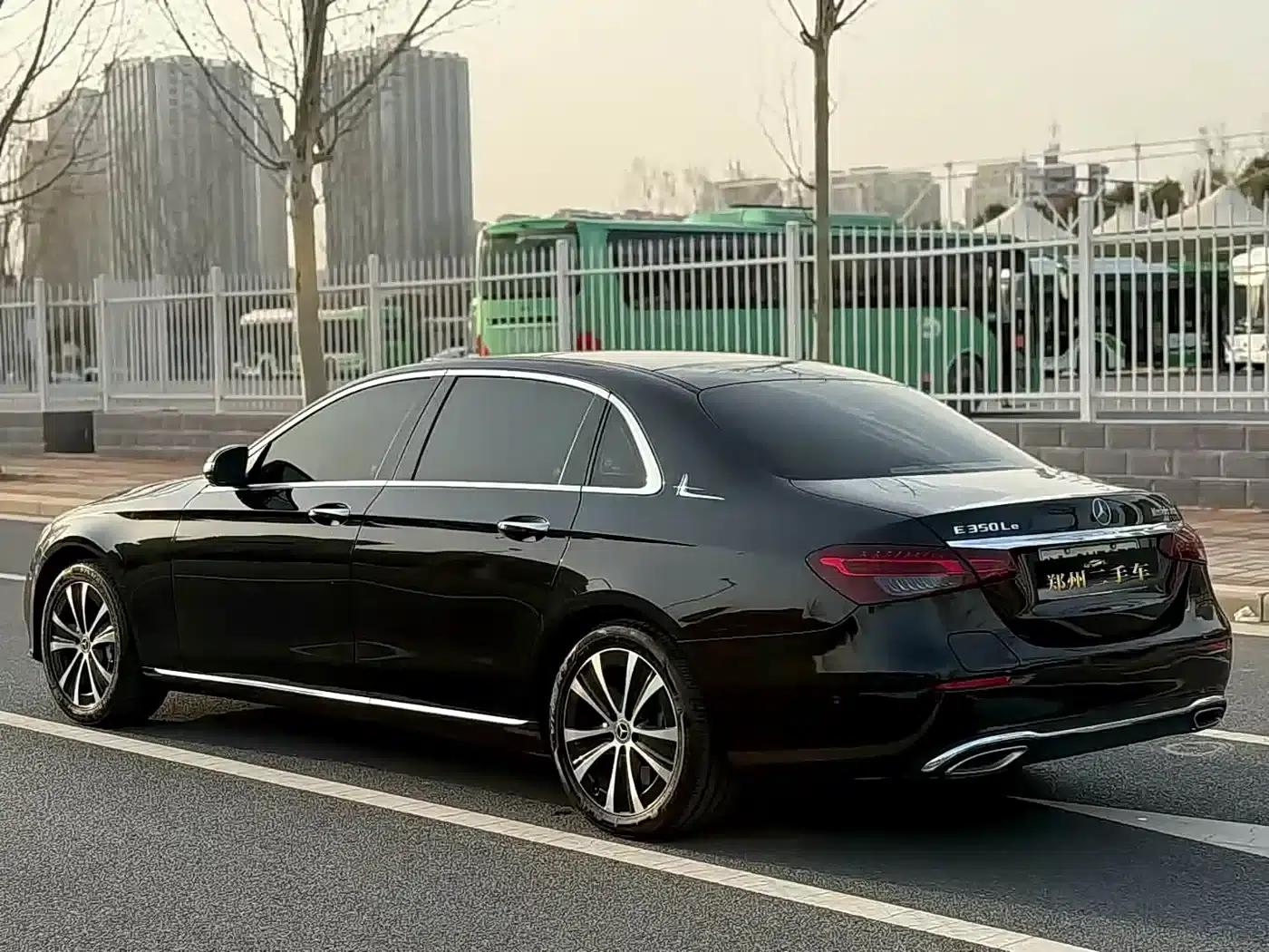 Mercedes-Benz E-Class PHEV 2022 E 350 e L Plug-in Hybrid Sedan — миниатюра 17