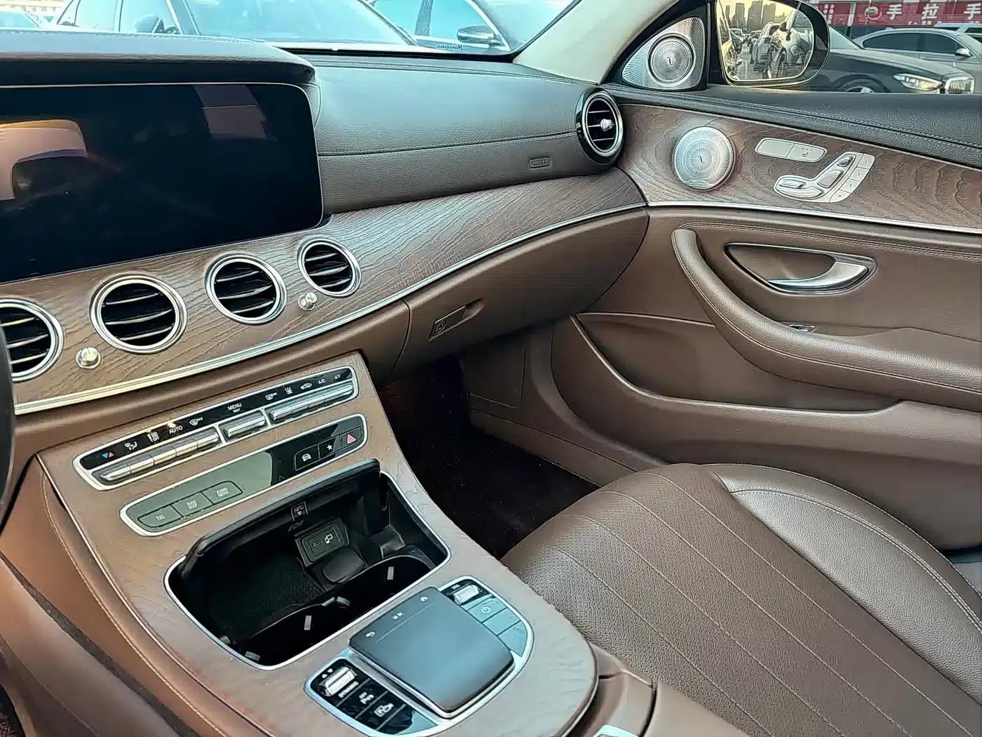 Mercedes-Benz E-Class PHEV 2022 E 350 e L Plug-in Hybrid Sedan — миниатюра 6