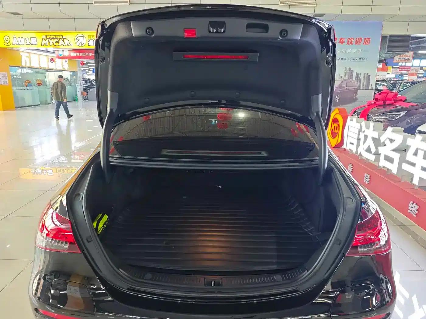 Mercedes-Benz E-Class PHEV 2022 Facelift E 350 e L Plug-in Hybrid Sedan — миниатюра 18
