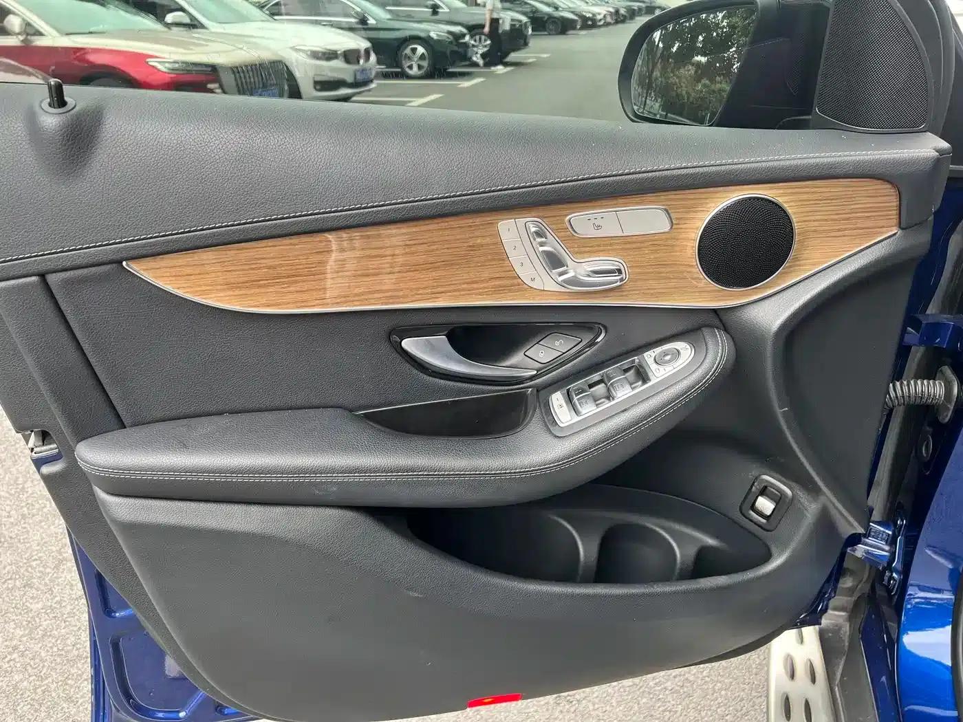 Mercedes-Benz GLC Coupe 2019 GLC 260 4MATIC Coupe SUV — миниатюра 10