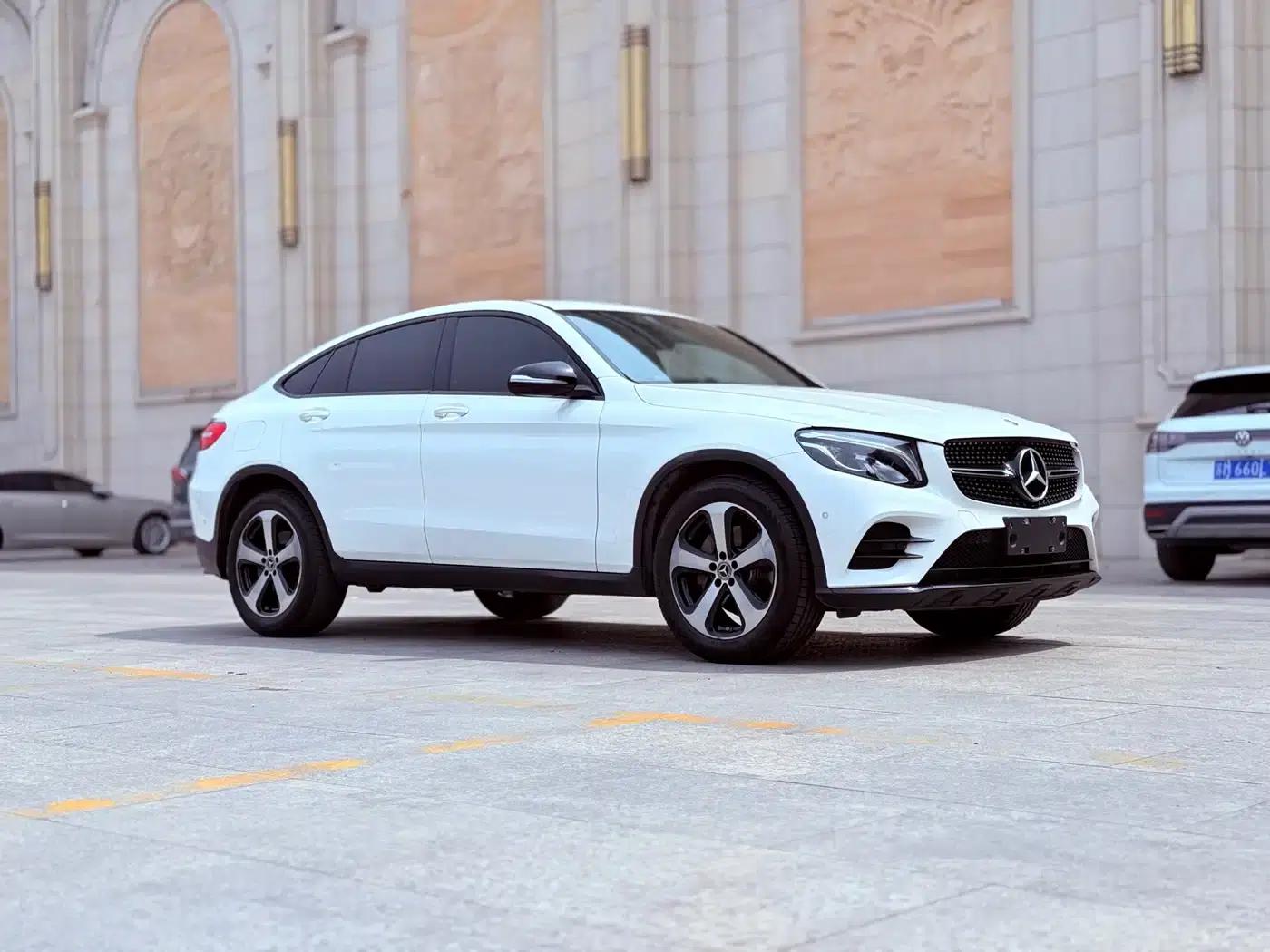 Mercedes-Benz GLC Coupe 2019 GLC 200 4MATIC Coupe SUV — миниатюра 3