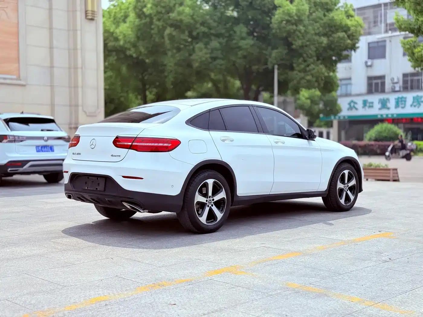 Mercedes-Benz GLC Coupe 2019 GLC 200 4MATIC Coupe SUV — миниатюра 4