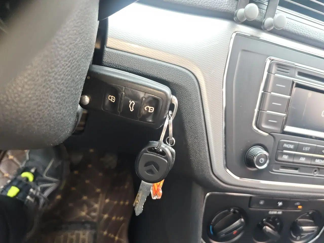 Volkswagen Gran Lavida 2015 1.6L Automatic Comfort Edition — миниатюра 9