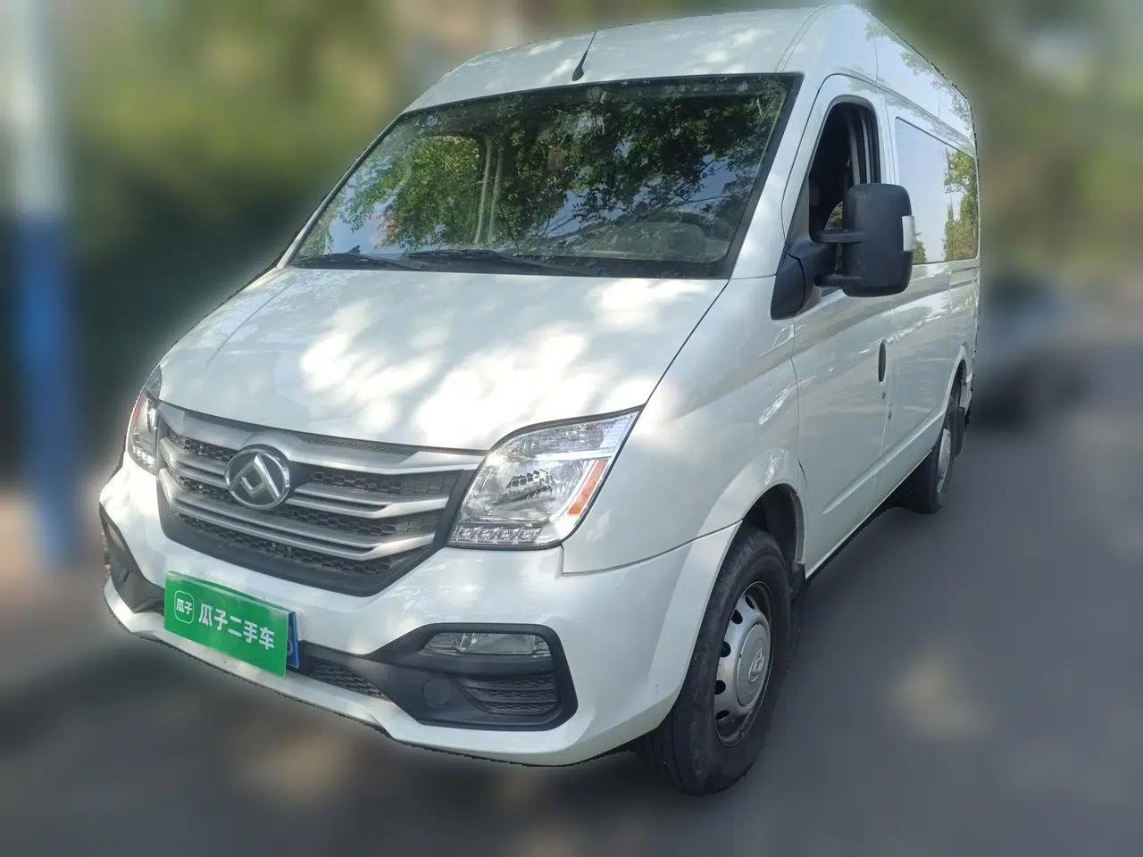 SAIC MAXUS Xintu V80 2023 2.0T Manual Classic Aoyuntong Short Wheelbase Mid-Roof 5/6-Seater — миниатюра 1