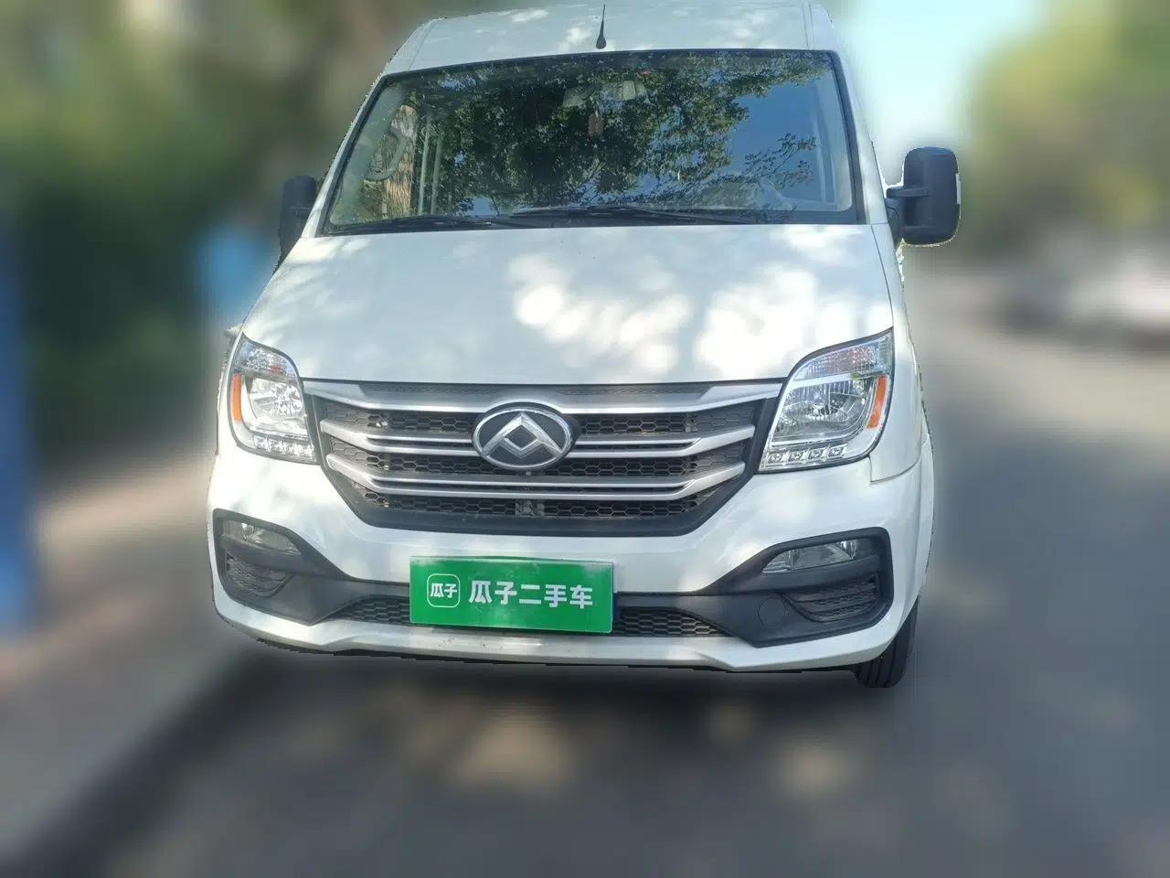 SAIC MAXUS Xintu V80 2023 2.0T Manual Classic Aoyuntong Short Wheelbase Mid-Roof 5/6-Seater — миниатюра 2