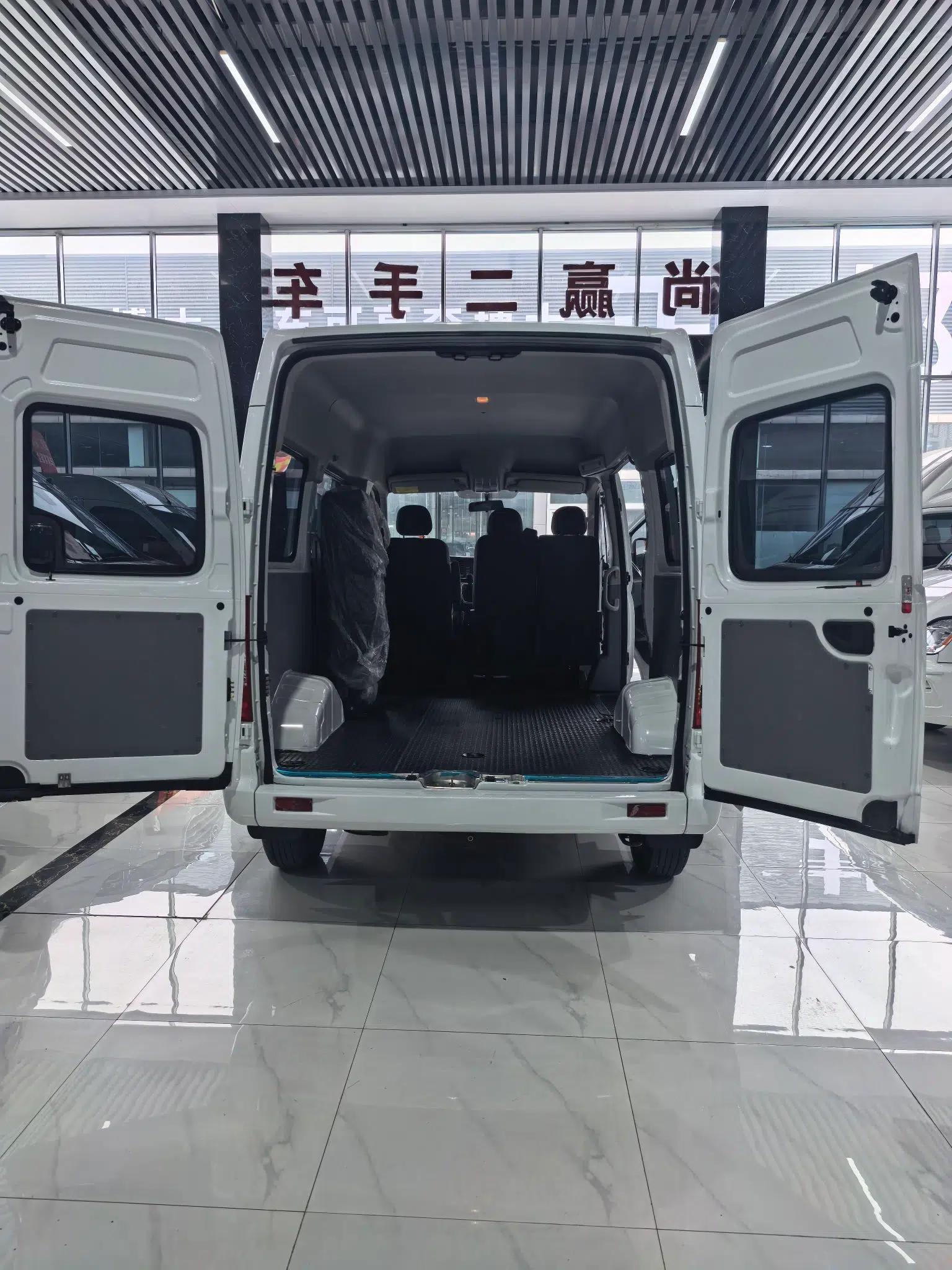 SAIC MAXUS Xintu V80 2023 2.0T Manual Classic Aoyuntong Short Wheelbase Mid-Roof 5/6-Seater — миниатюра 12