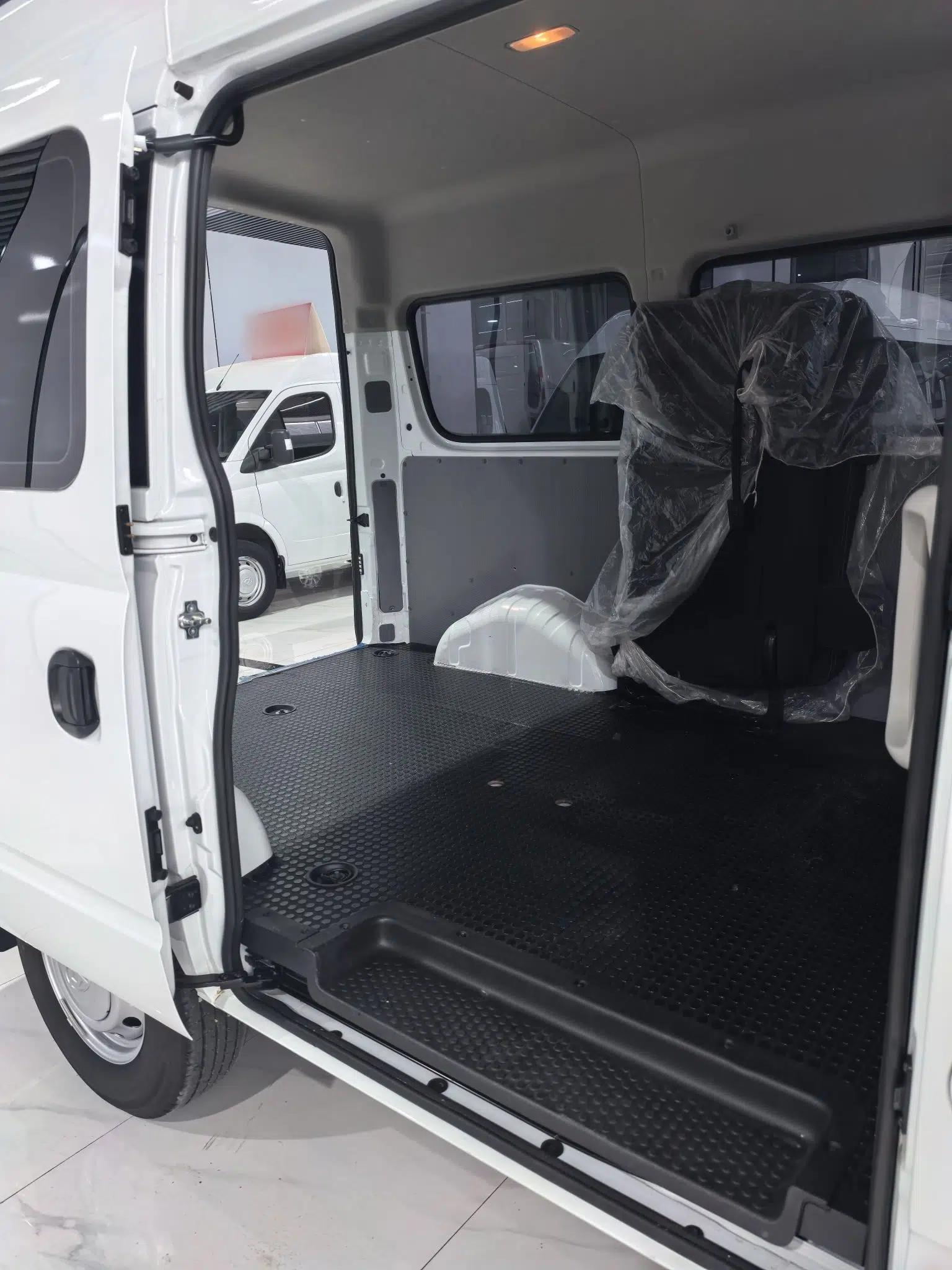 SAIC MAXUS Xintu V80 2023 2.0T Manual Classic Aoyuntong Short Wheelbase Mid-Roof 5/6-Seater — миниатюра 13
