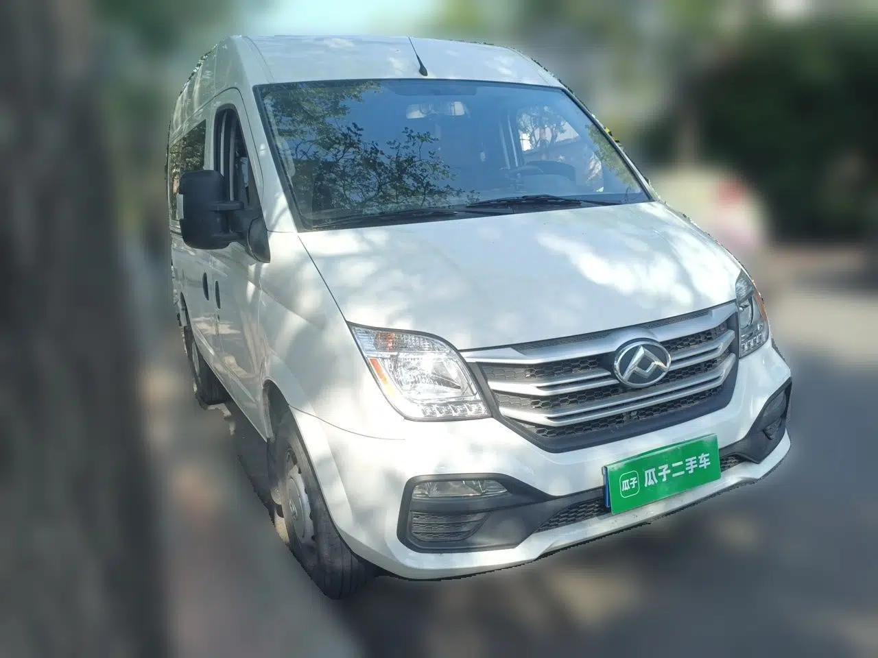 SAIC MAXUS Xintu V80 2023 2.0T Manual Classic Aoyuntong Short Wheelbase Mid-Roof 5/6-Seater — миниатюра 3