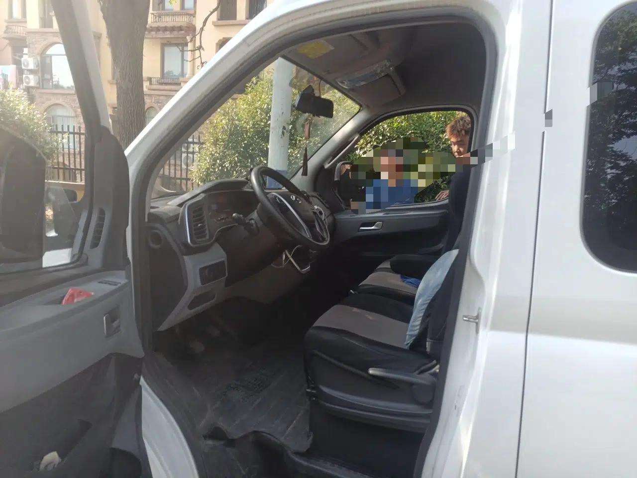 SAIC MAXUS Xintu V80 2023 2.0T Manual Classic Aoyuntong Short Wheelbase Mid-Roof 5/6-Seater — миниатюра 21