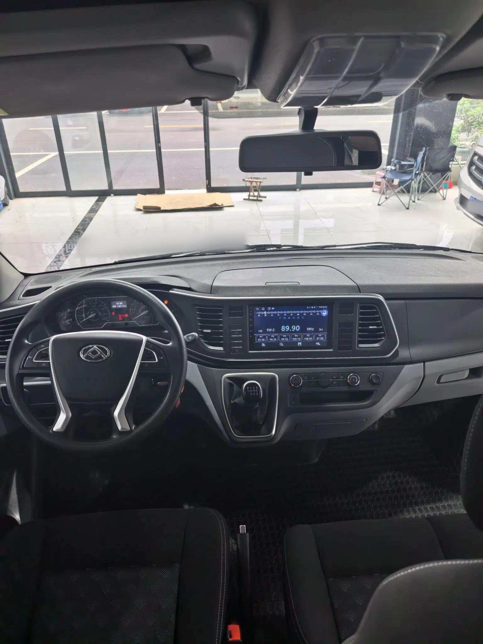 SAIC MAXUS Xintu V80 2023 2.0T Manual Classic Aoyuntong Short Wheelbase Mid-Roof 5/6-Seater — миниатюра 26