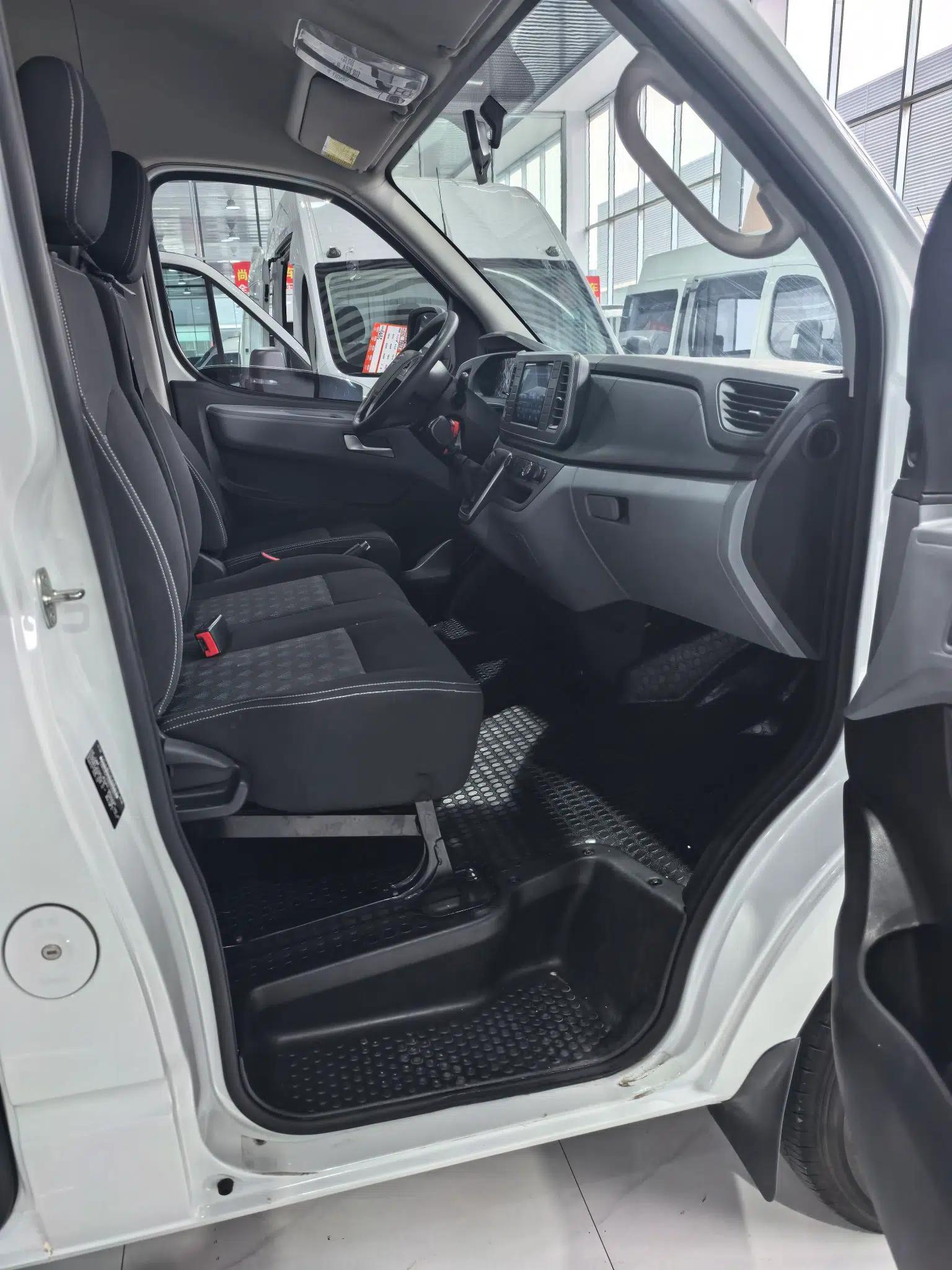 SAIC MAXUS Xintu V80 2023 2.0T Manual Classic Aoyuntong Short Wheelbase Mid-Roof 5/6-Seater — миниатюра 29