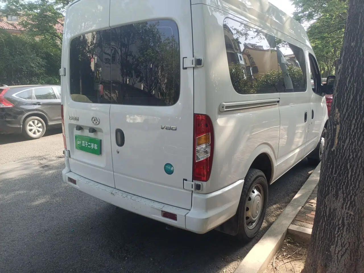 SAIC MAXUS Xintu V80 2023 2.0T Manual Classic Aoyuntong Short Wheelbase Mid-Roof 5/6-Seater — миниатюра 6