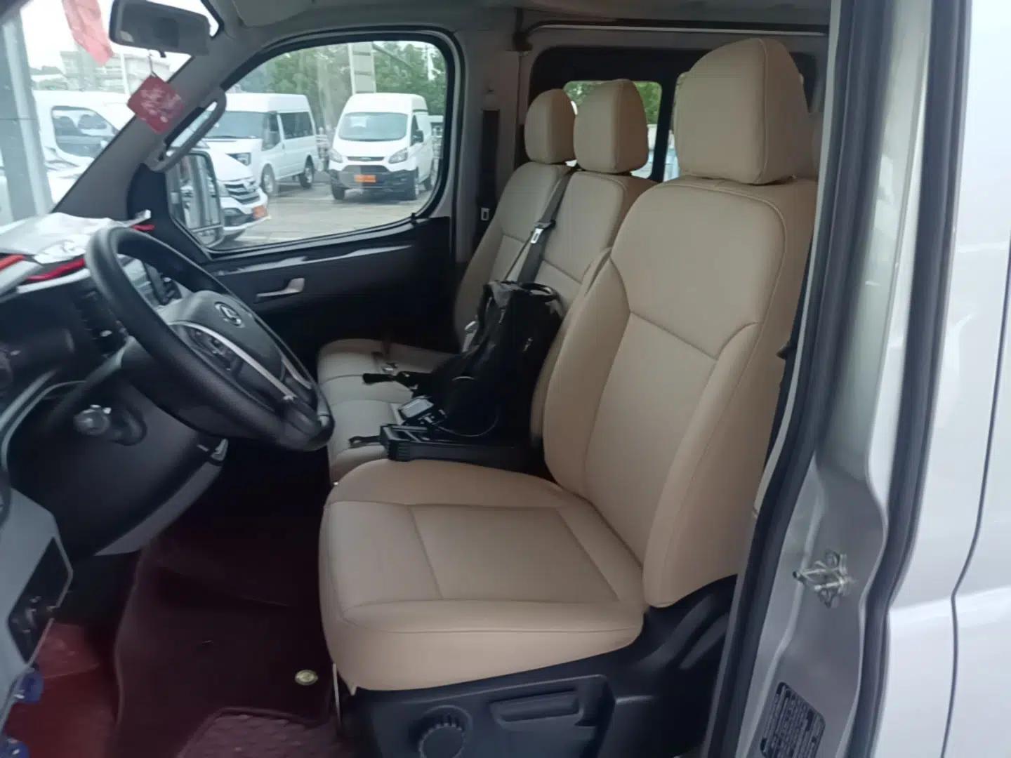 SAIC MAXUS Xintu V80 2023 2.0T Manual Classic Aoyuntong Power Version Short Wheelbase Ultra-Low Roof—7/8/9-Seater — миниатюра 18