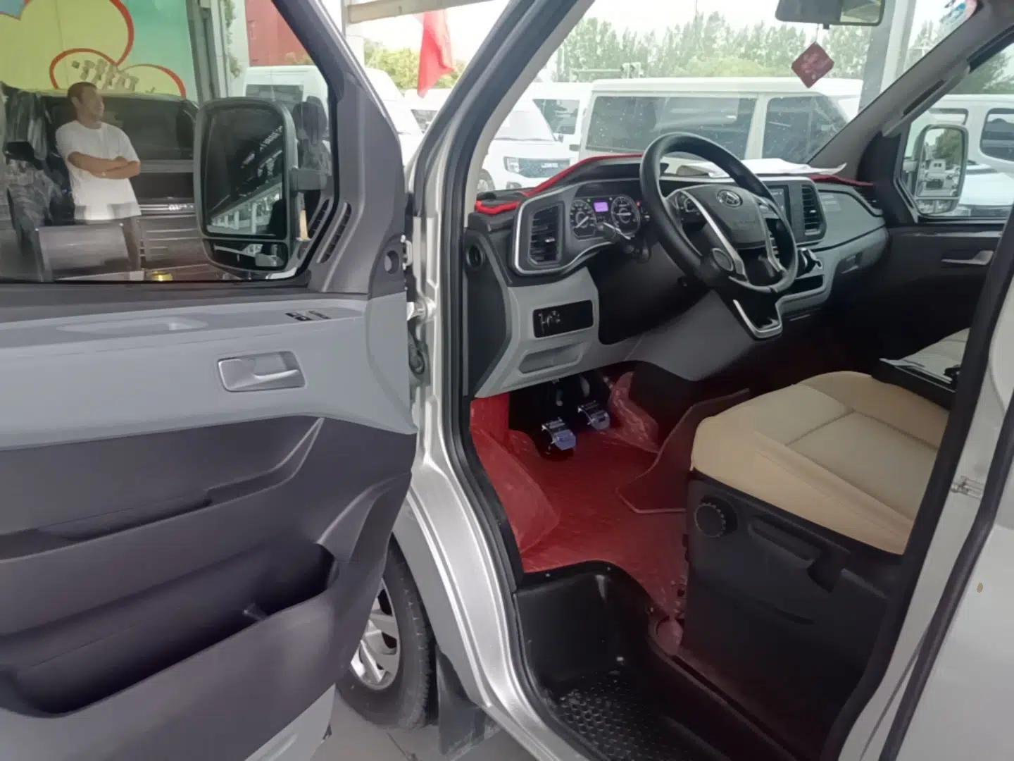 SAIC MAXUS Xintu V80 2023 2.0T Manual Classic Aoyuntong Power Version Short Wheelbase Ultra-Low Roof—7/8/9-Seater — миниатюра 19