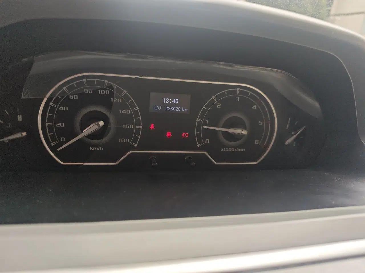 SAIC MAXUS Xintu V80 2019 2.5T Classic Model 6-Speed Manual Aotong Long Wheelbase Mid-Height 7-Seater — миниатюра 12