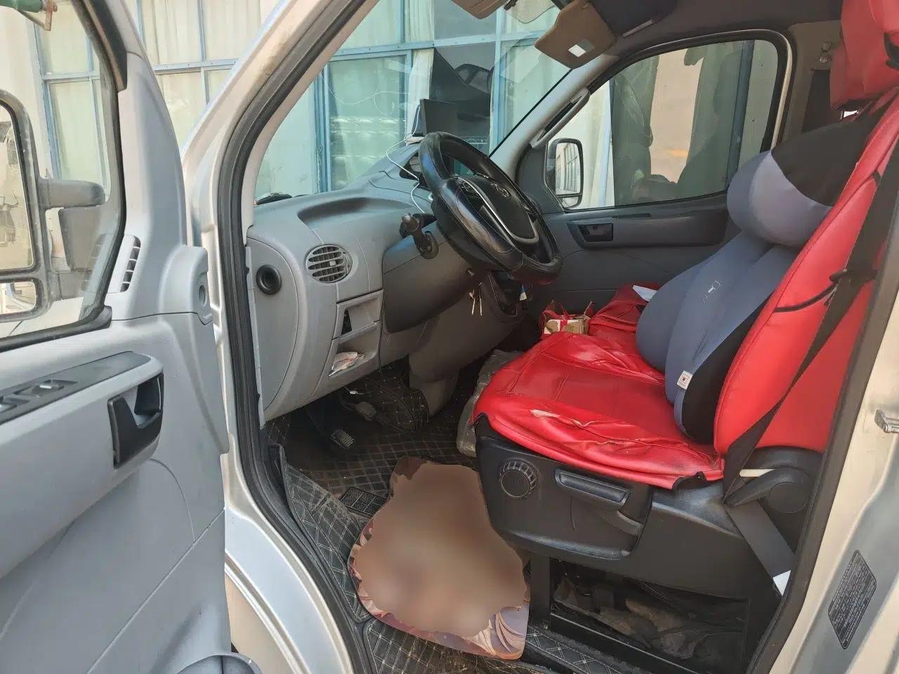 SAIC MAXUS Xintu V80 2018 2.5T 6-Speed Manual Aoyuntong Short Wheelbase Mid-Height 5-6 Seater — миниатюра 17
