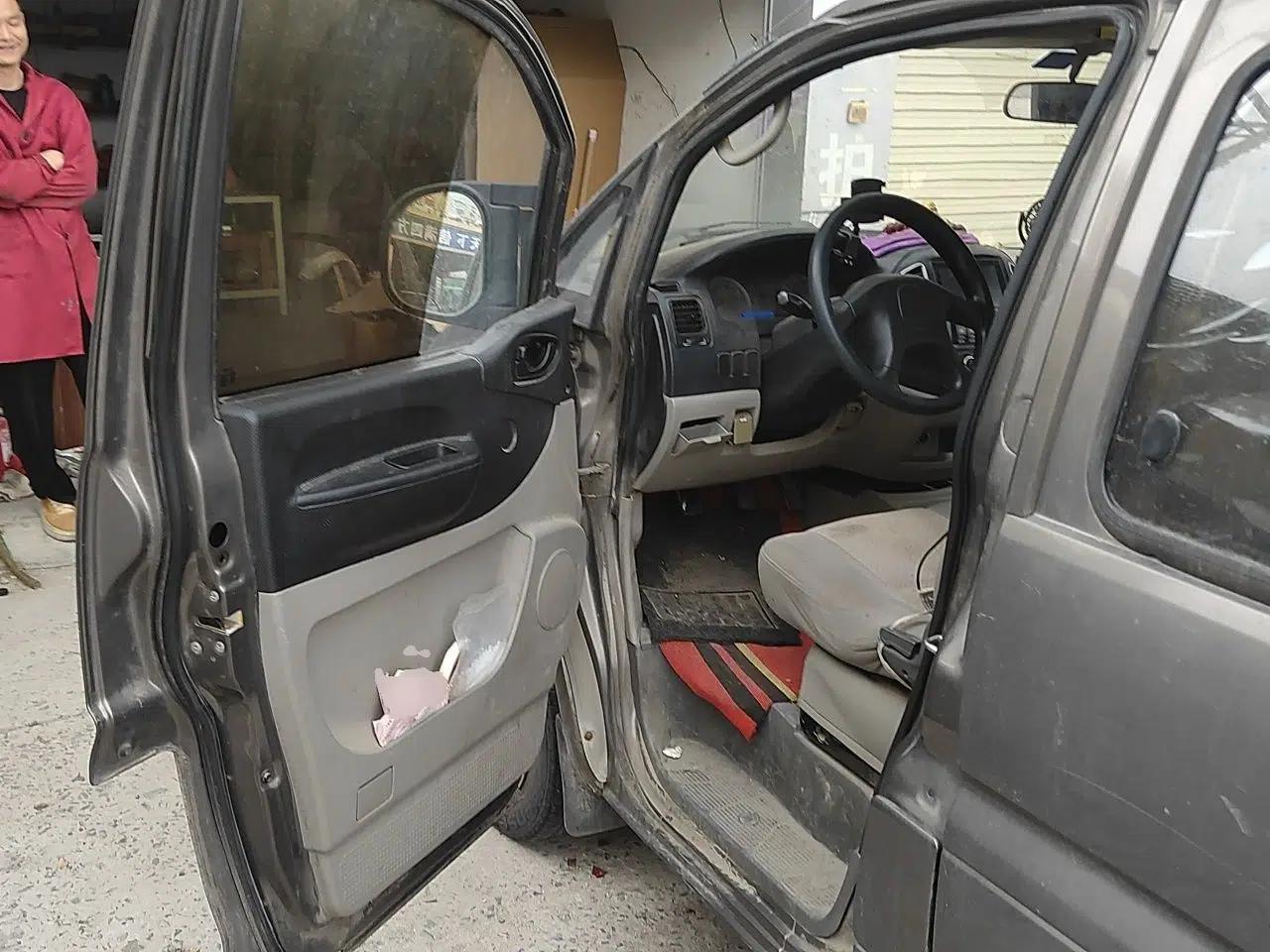 FORTHING Lingzhi 2015 V3 1.5L 7-seat Standard Model — миниатюра 17