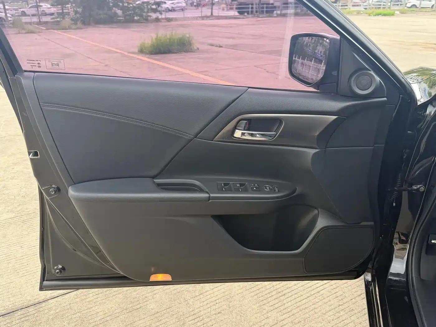 2015 Honda Accord 2.0L LXS Elite Edition — миниатюра 10