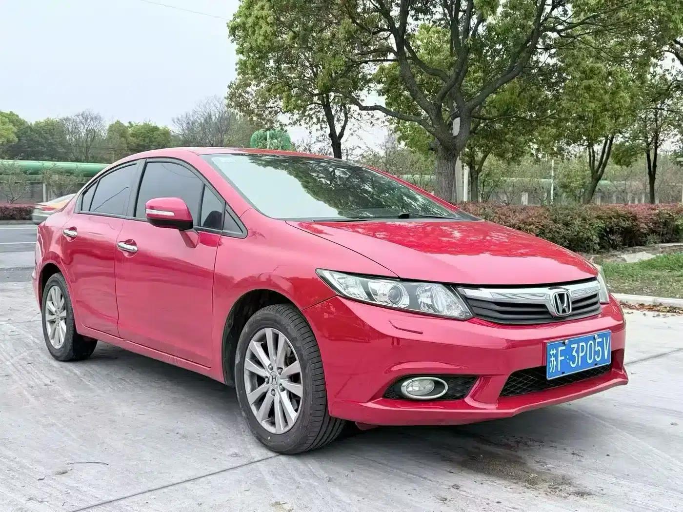 Civic 2013 10th Anniversary Edition 1.8L Automatic Luxury Edition — миниатюра 1