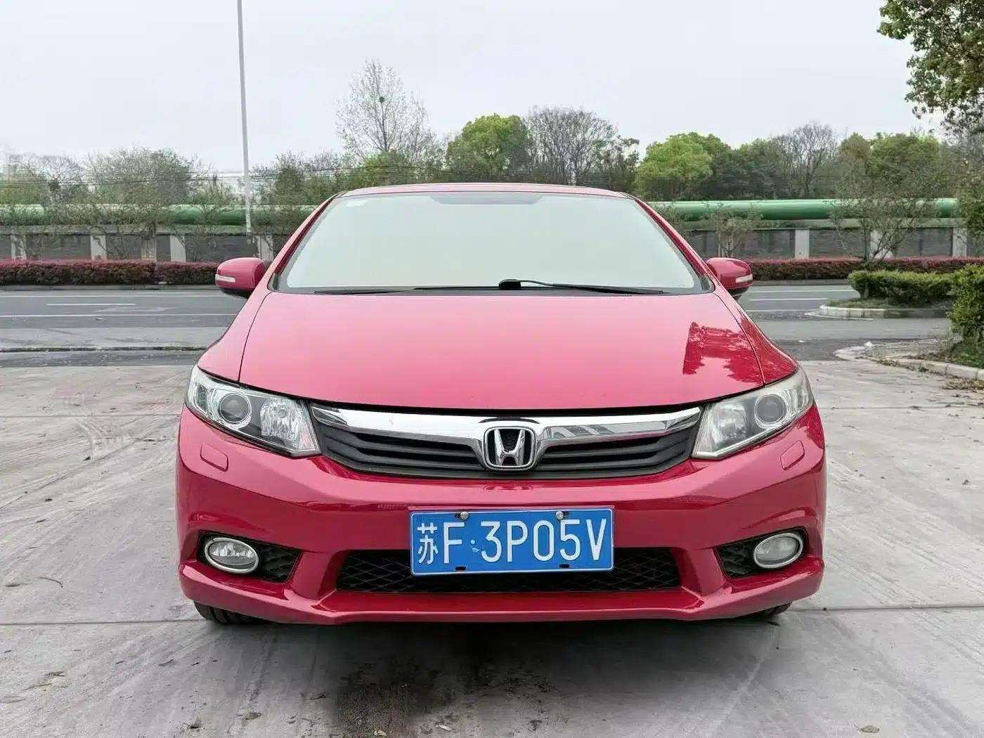 Civic 2013 10th Anniversary Edition 1.8L Automatic Luxury Edition — миниатюра 2