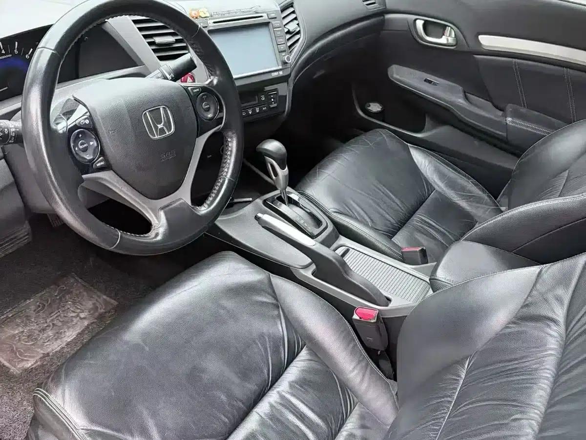 Civic 2013 10th Anniversary Edition 1.8L Automatic Luxury Edition — миниатюра 4