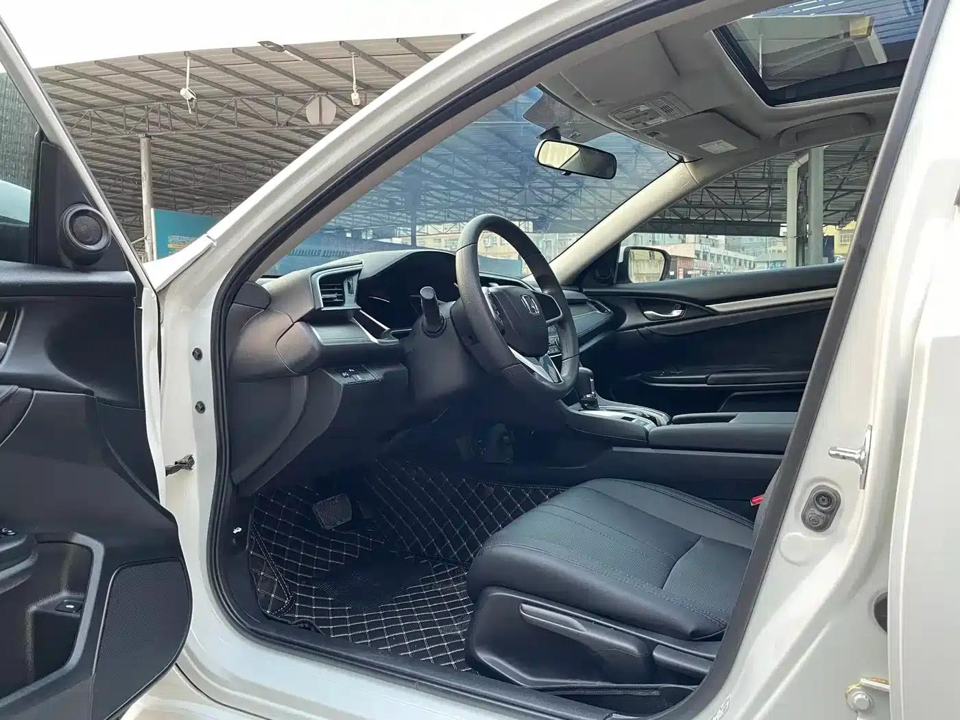 2016 Civic 220TURBO CVT Luxury Edition — миниатюра 4