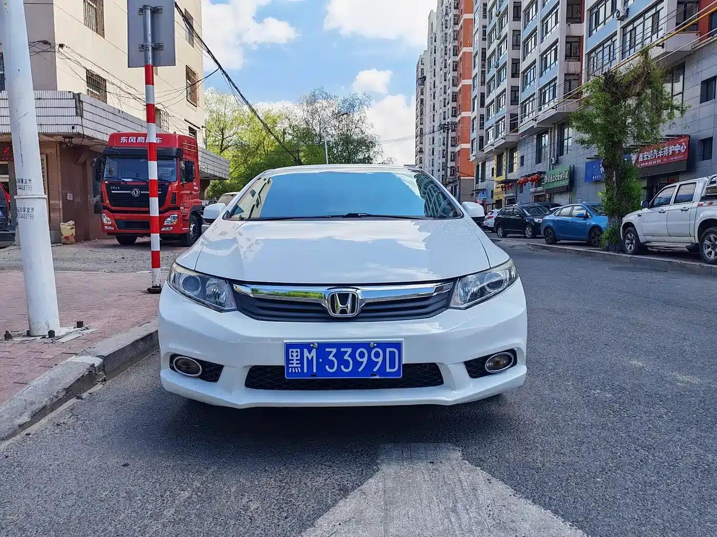 Civic 2013 10th Anniversary Edition 1.8L Automatic Comfort Version — миниатюра 2