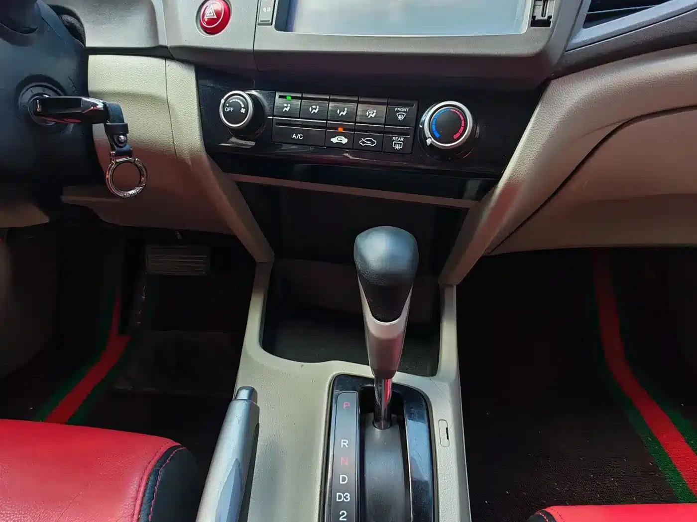 Civic 2013 10th Anniversary Edition 1.8L Automatic Comfort Version — миниатюра 11