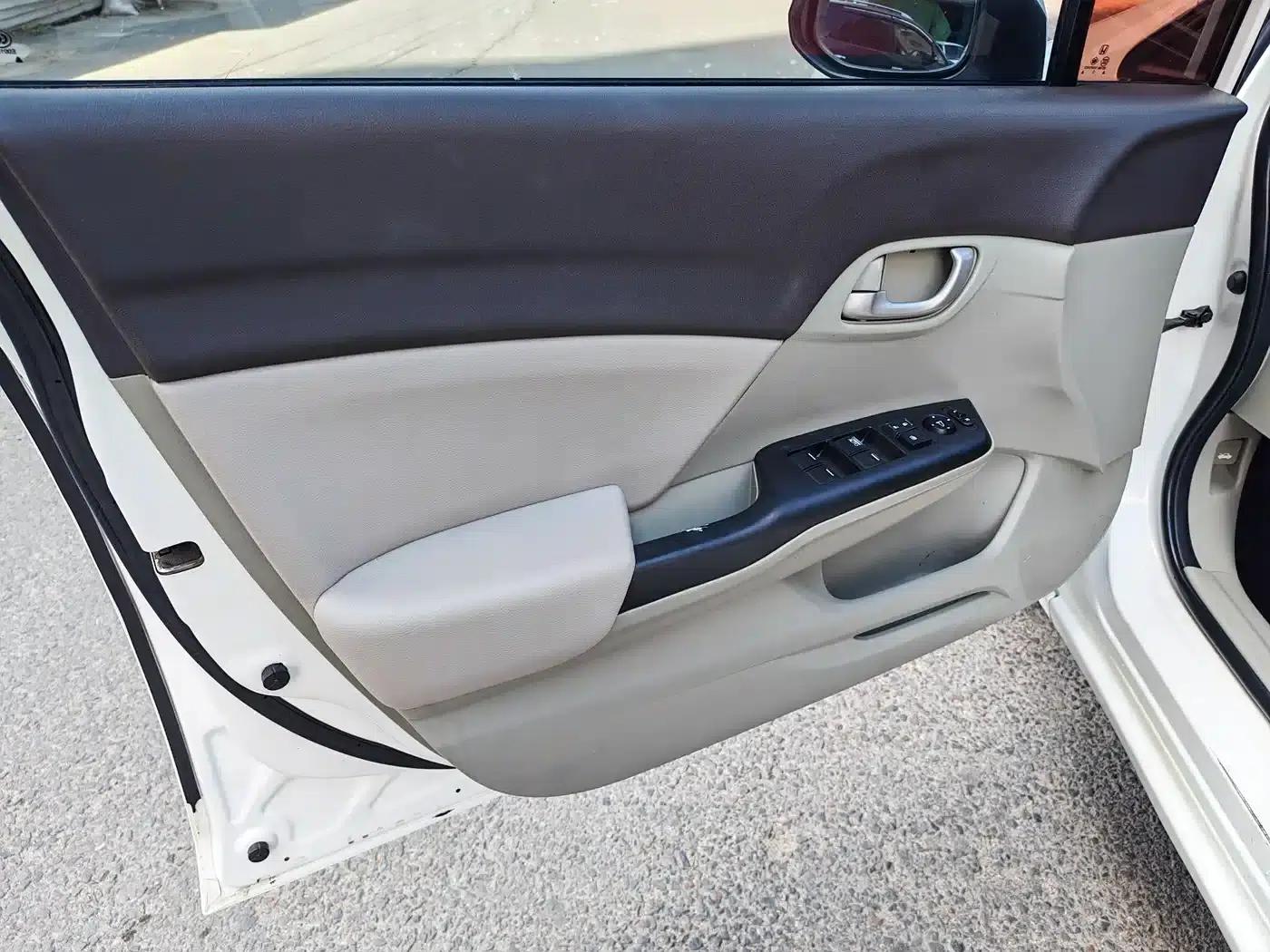 Civic 2013 10th Anniversary Edition 1.8L Automatic Comfort Version — миниатюра 12
