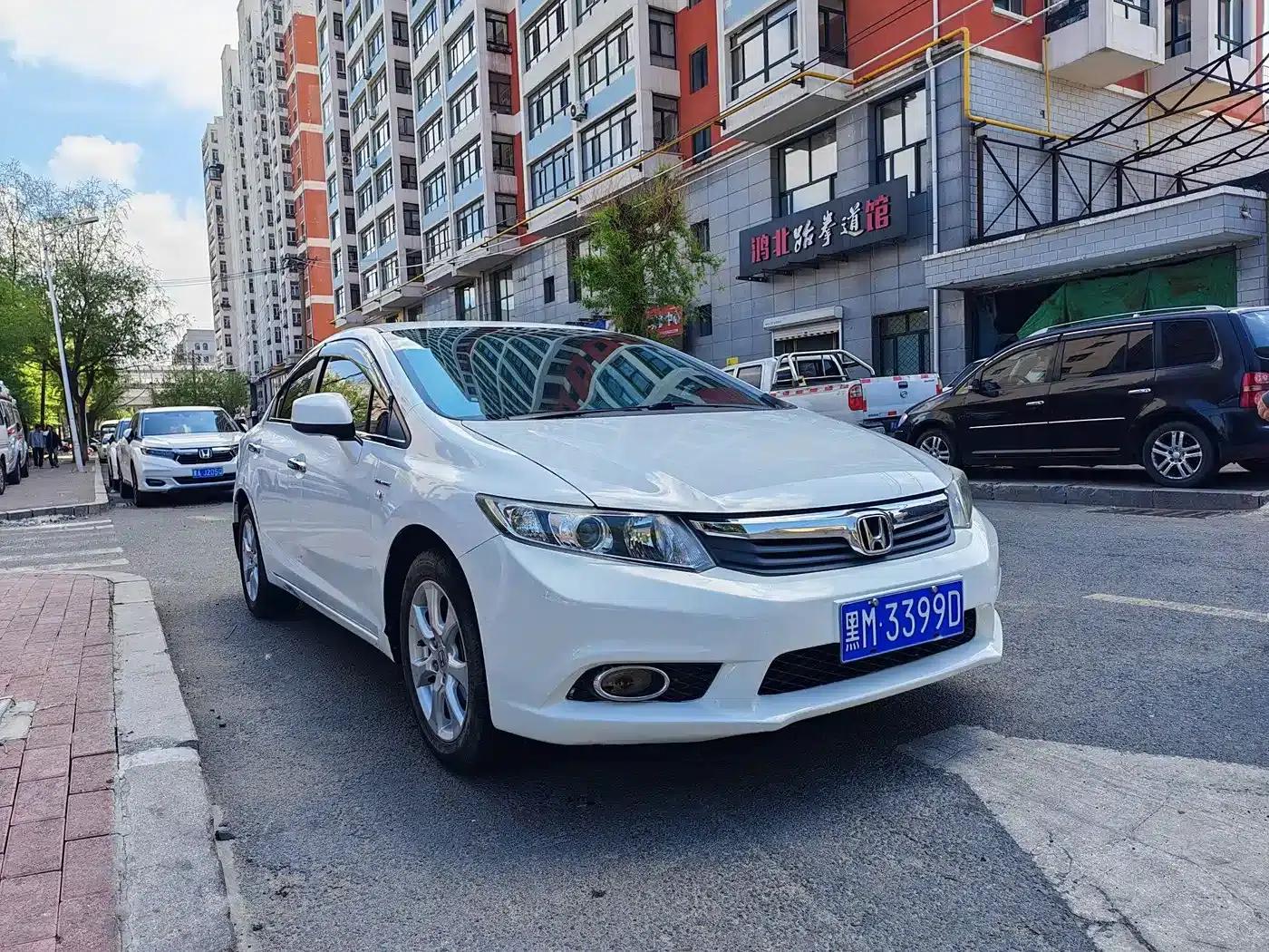 Civic 2013 10th Anniversary Edition 1.8L Automatic Comfort Version — миниатюра 3