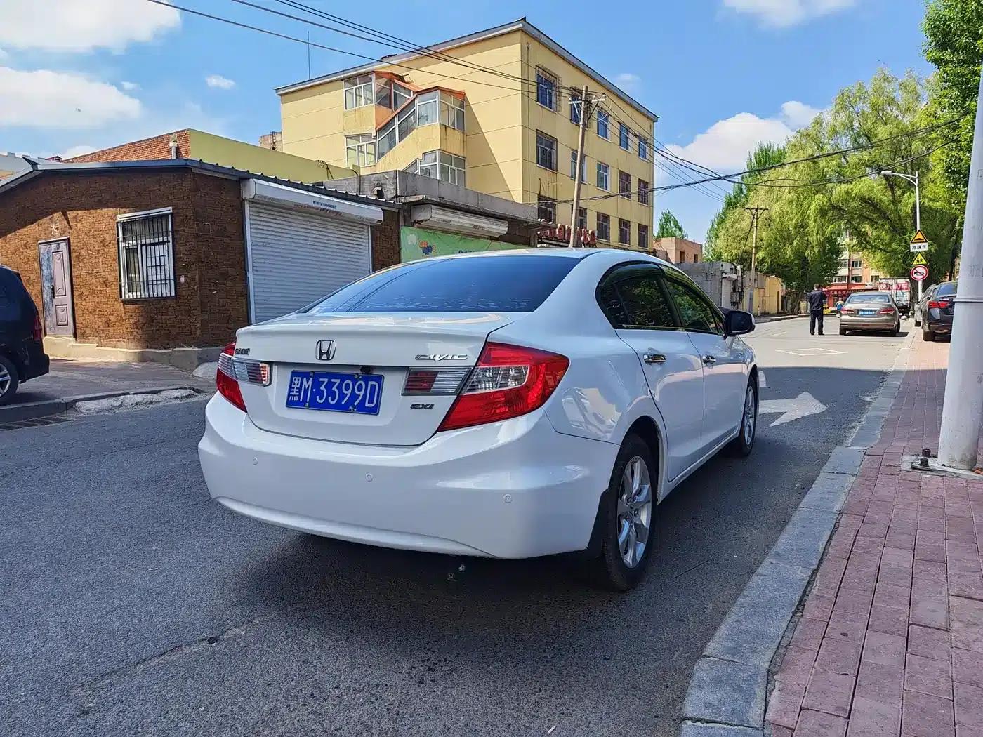 Civic 2013 10th Anniversary Edition 1.8L Automatic Comfort Version — миниатюра 4