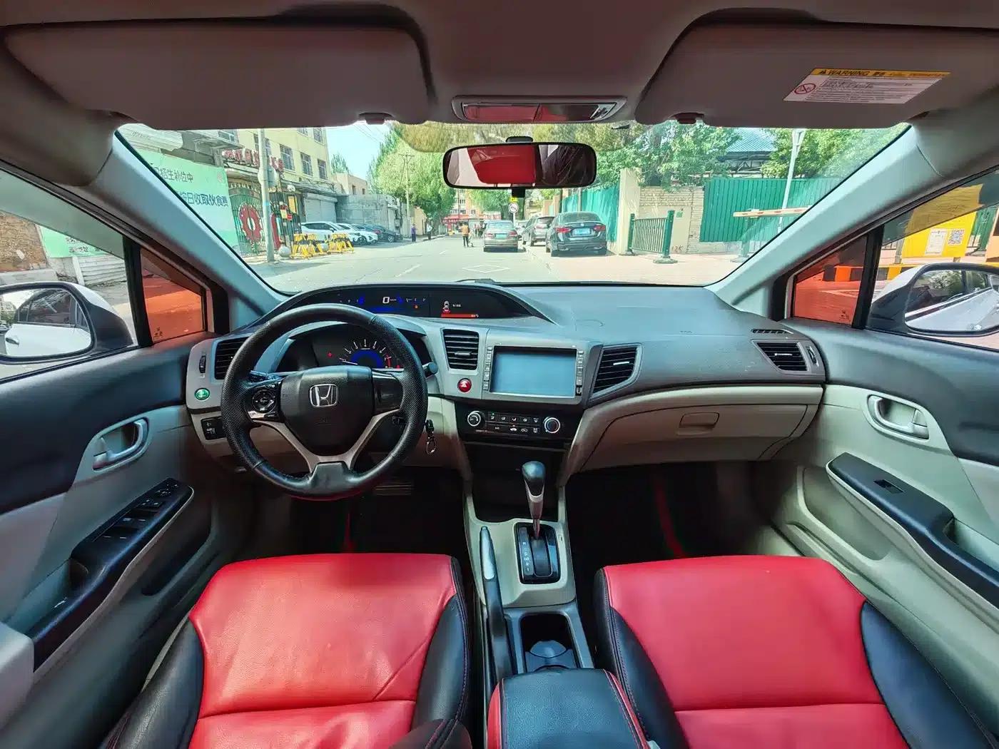 Civic 2013 10th Anniversary Edition 1.8L Automatic Comfort Version — миниатюра 8