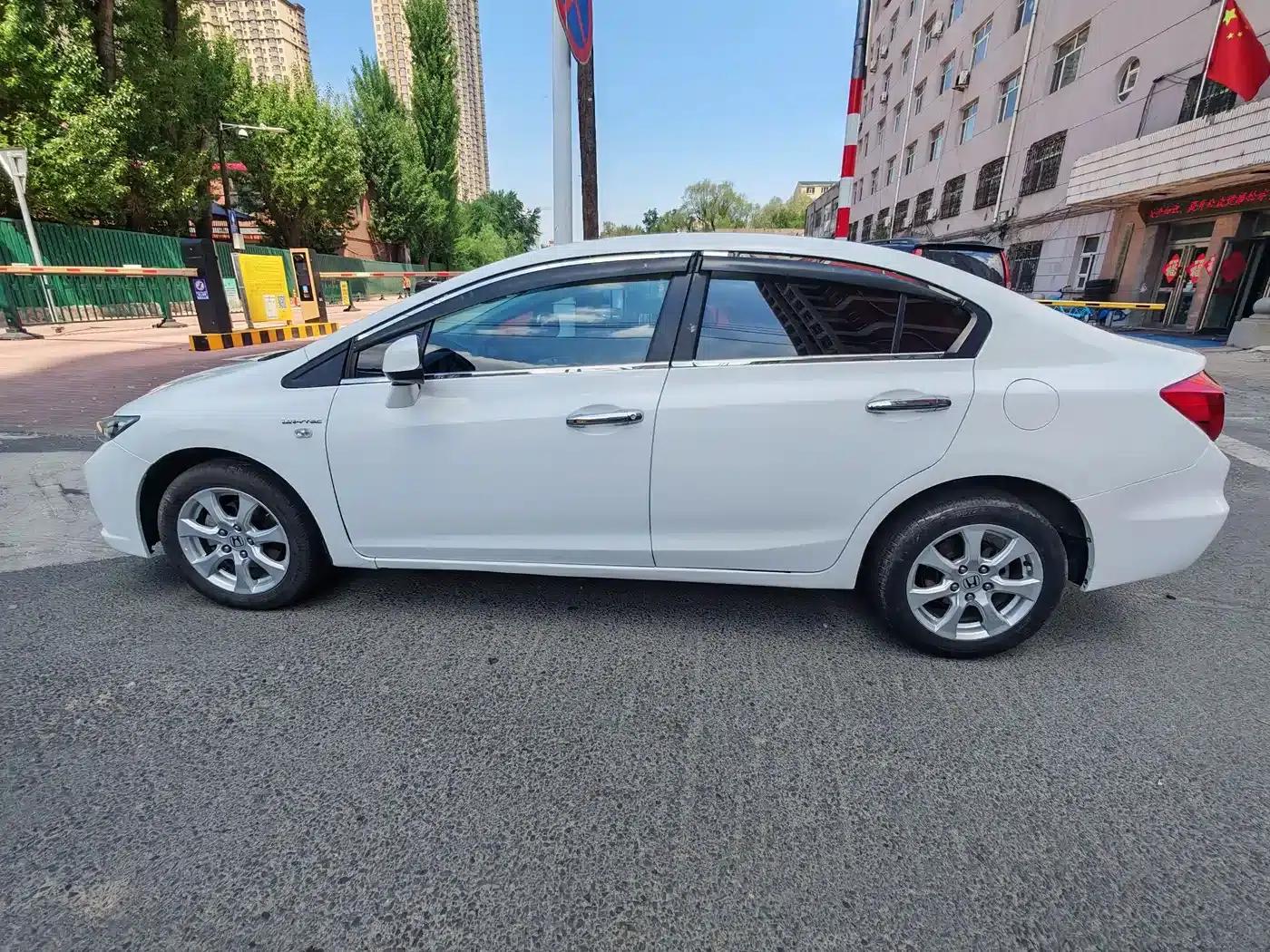 Civic 2013 10th Anniversary Edition 1.8L Automatic Comfort Version — миниатюра 10