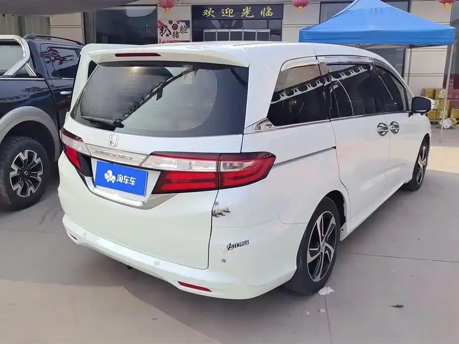 2015 Odyssey Facelift 2.4L Luxury Edition — миниатюра 3
