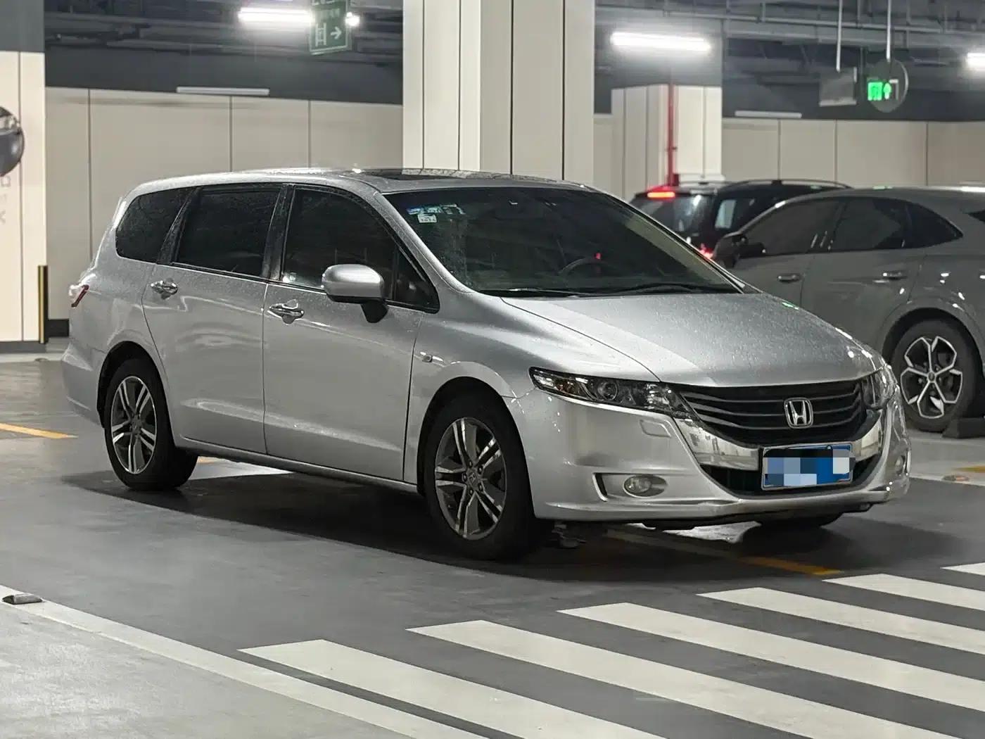 2011 Honda Odyssey 2.4L Luxury Edition — миниатюра 2
