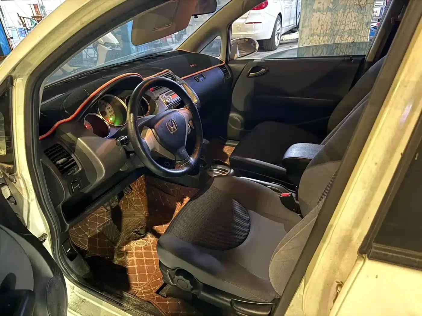 Honda Fit 2004 1.5L CVT — миниатюра 2